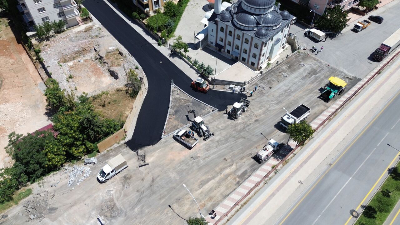 Battalgazi Belediyesi, Fırat ve Karabağlar mahallelerinde sıcak asfalt serimini tamamladı.