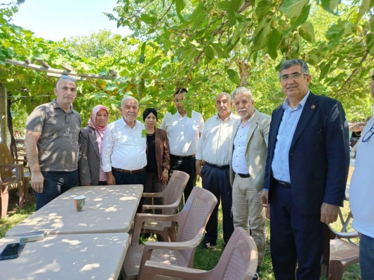 Akçadağ'da çiftçilerle buluşan BBP Malatya heyeti, kayısıda dengeli fiyat politikası