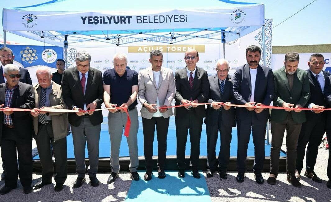 Yeşilyurt’ta Hacı İbrahim Güngör Taziye Evi Hizmete Açıldı Yeşilyurt Belediyesi'nin destekleri ve hayırsever iş insanı Mehmet Güngör'ün katkılarıyla,