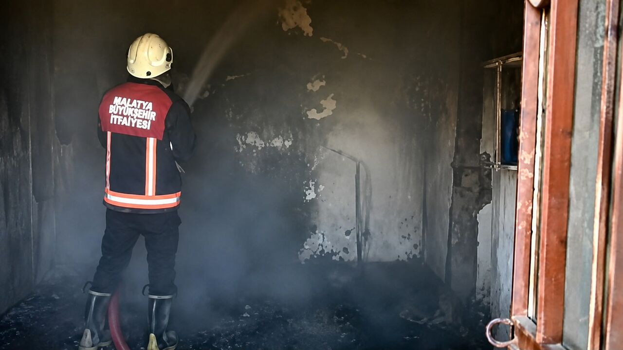 Malatya'nın Doğanyol ilçesinde bir evde çıkan yangında dumandan zehirlenen 89