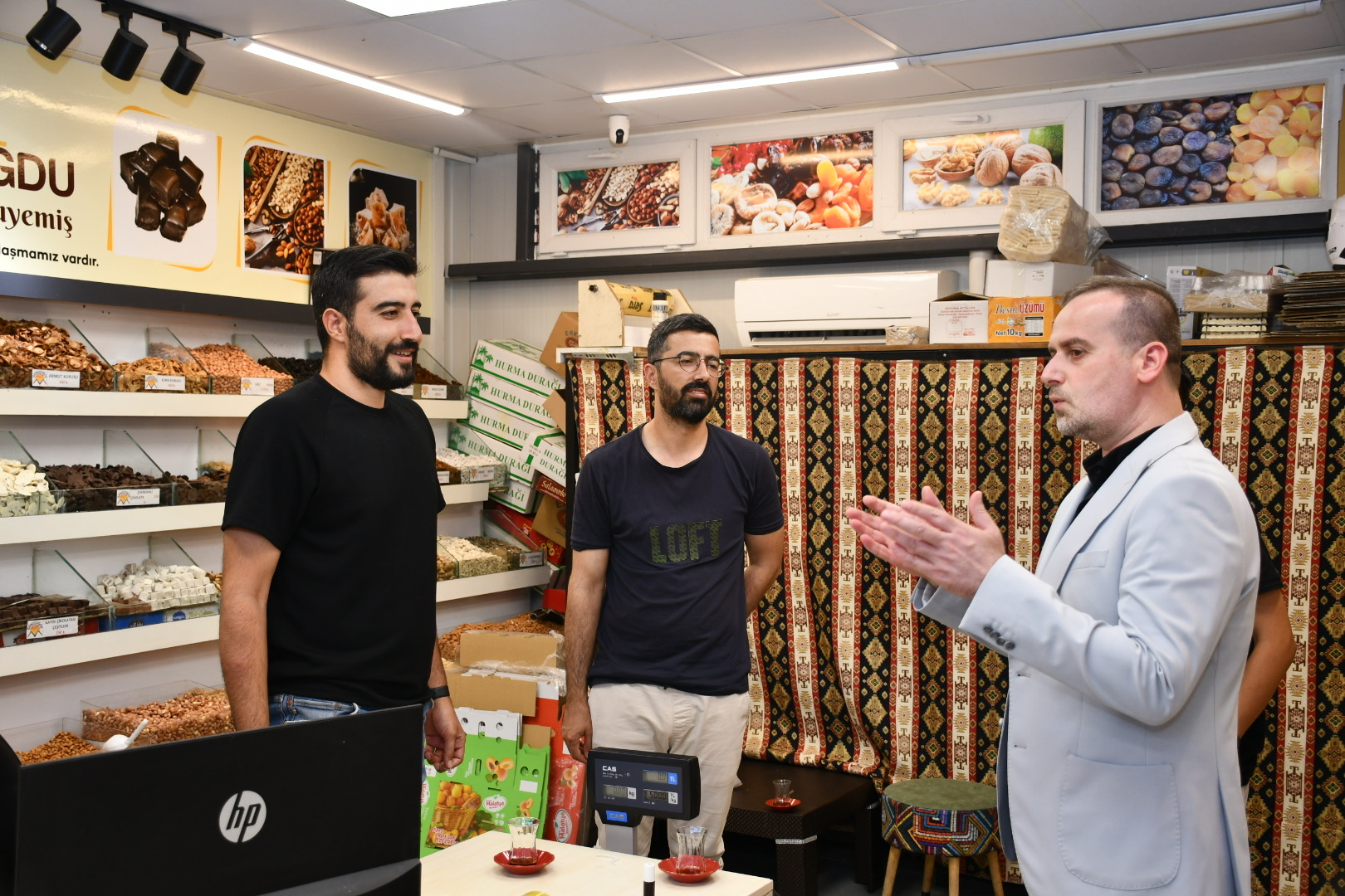 MAGİNDER Başkanı Salih Karademir, Emlak Konut Geçici Ticaret Merkezi'nde esnafla
