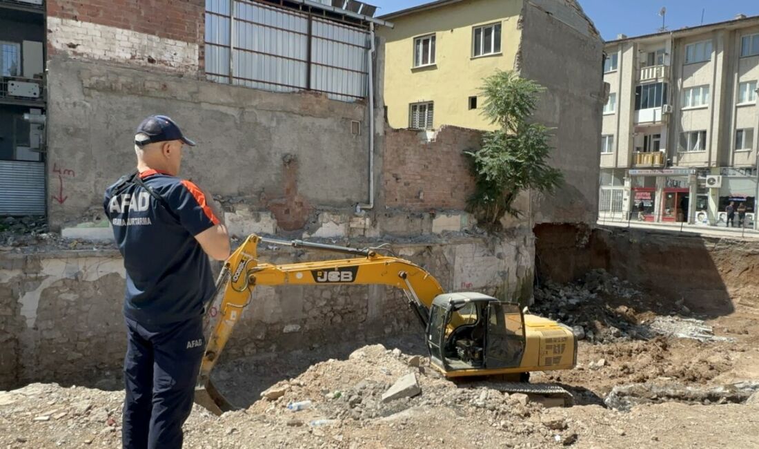 Malatya'nın Battalgazi ilçesinde yerinde dönüşüm kapsamında yürütülen temel kazısı sırasında