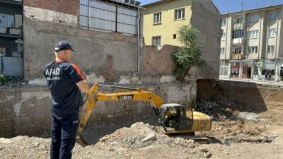 Malatya'nın Battalgazi ilçesinde yerinde dönüşüm kapsamında yürütülen temel kazısı sırasında