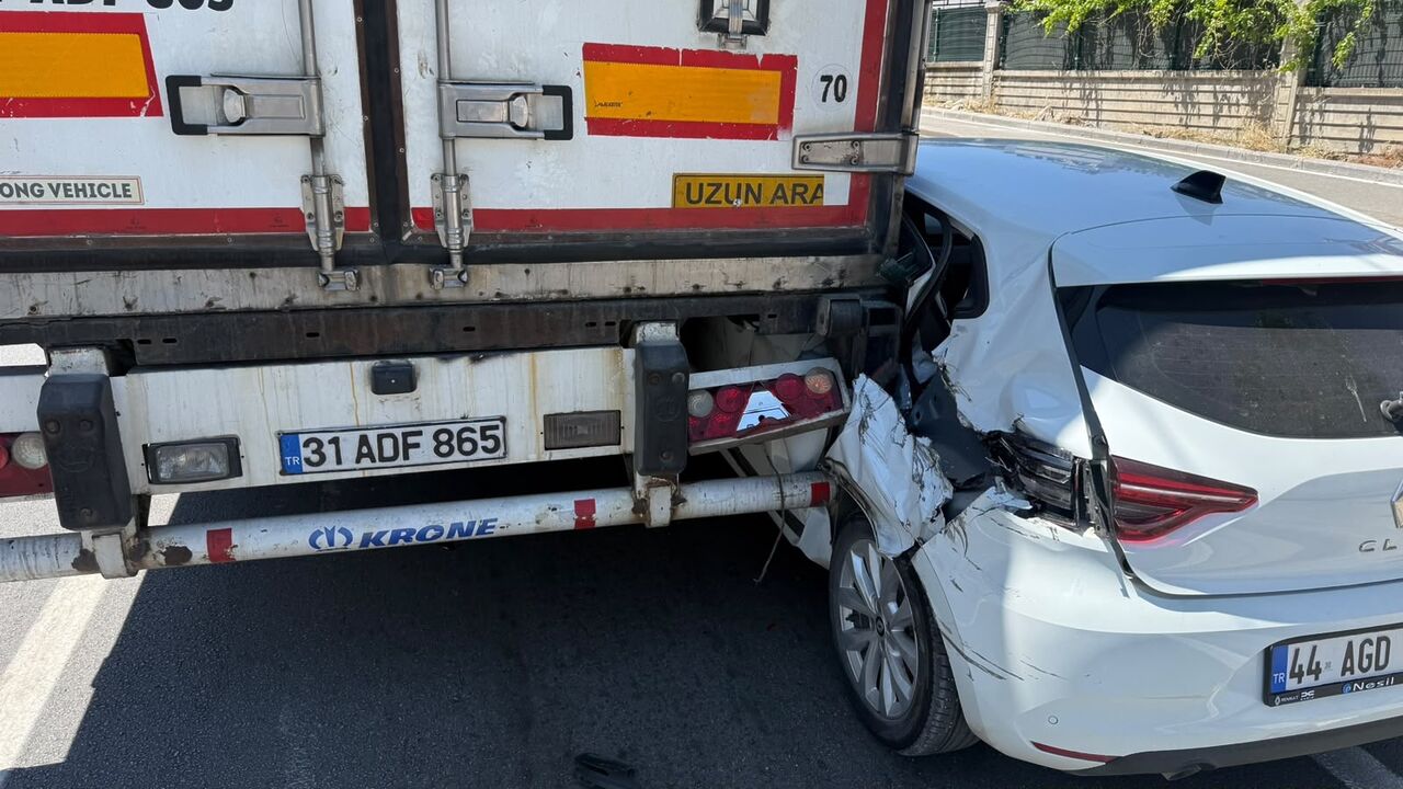 Malatya'nın Battalgazi ilçesinde Elazığ yolu üzerinde tır ile otomobilin karıştığı