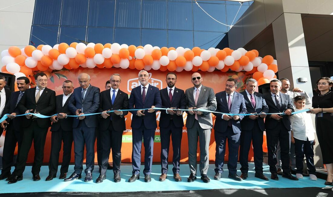 Malatya'da yaklaşık 220 milyon liralık yatırımla hayata geçirilen kayısı entegre
