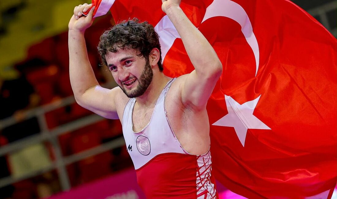 Kuzey Makedonya'da düzenlenen U20 Avrupa Güreş Şampiyonası'nda mücadele eden Malatya