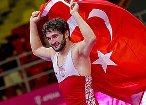 Kuzey Makedonya'da düzenlenen U20 Avrupa Güreş Şampiyonası'nda mücadele eden Malatya