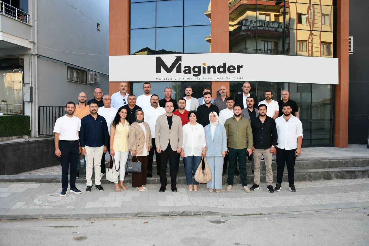 MAGİNDER Başkanı Salih Karademir, yeni üyelere rozet takma programında Malatya'nın