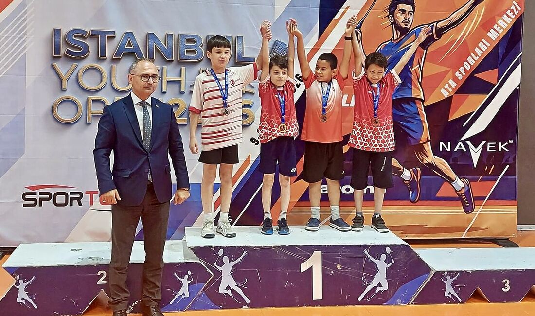 Malatyalı Milli Badmintoncu Kerem Eren Çelik’ten İstanbul’da Altın ve Gümüş Madalya Malatya Yeşilyurtspor'un milli badminton sporcusu Kerem Eren Çelik, Istanbul Youth