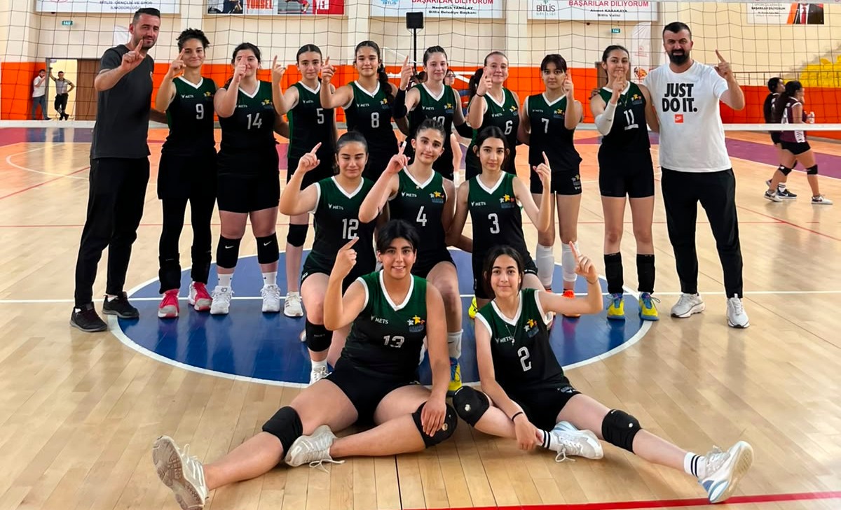 Bitlis'te düzenlenen Anadolu Yıldızlar Ligi (ANALİG) Voleybol Grup Müsabakaları'nda mücadele