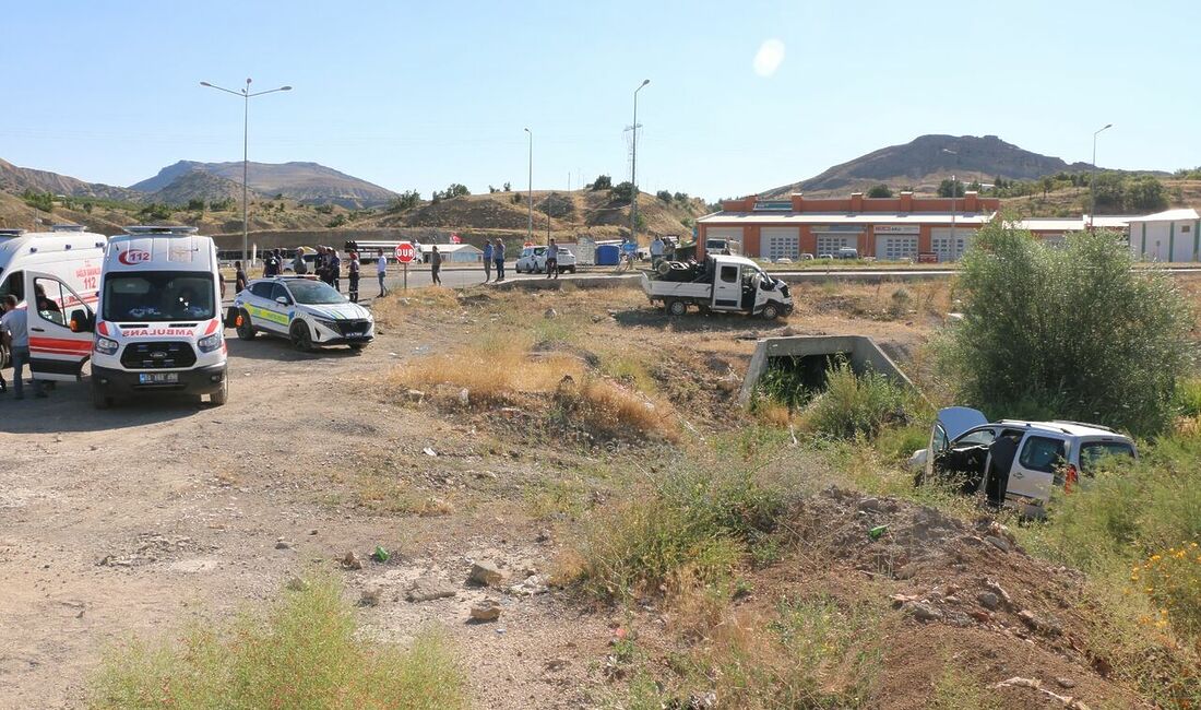 Hekimhan’da Kaza: İki araç çarpıştı, 3 kişi yaralandı Malatya'nın Hekimhan ilçesinde Arguvan kavşağında iki aracın çarpışması sonucu meydana