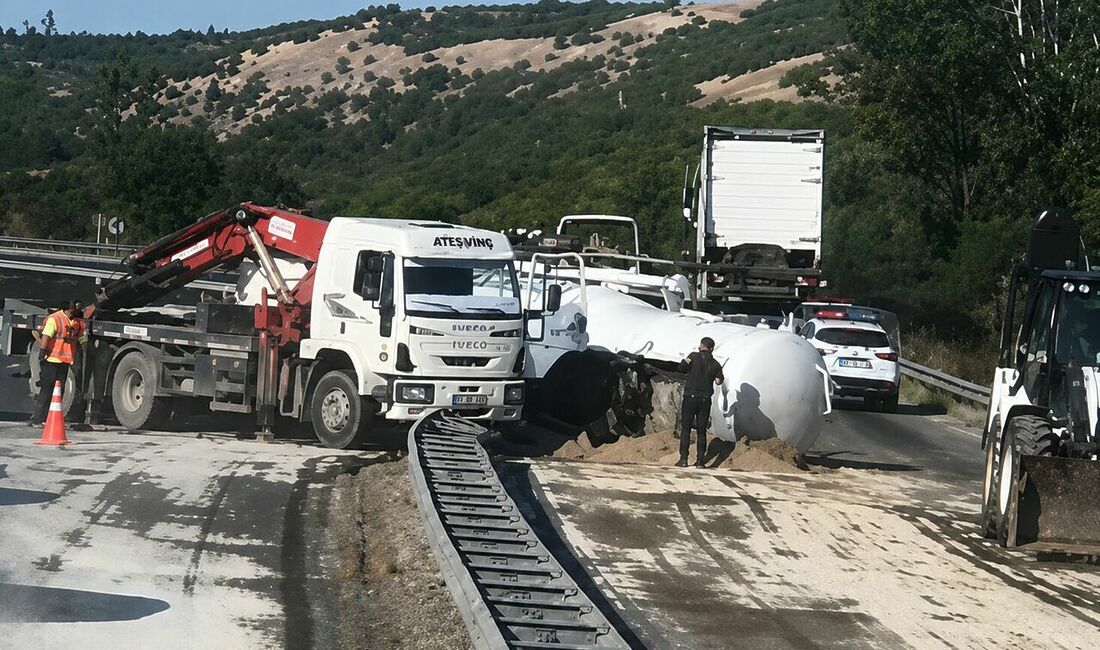 Gece saatlerinde meydana gelen kaza ucuz atlatıldı. Sürücünün yaralanmadığı tanker