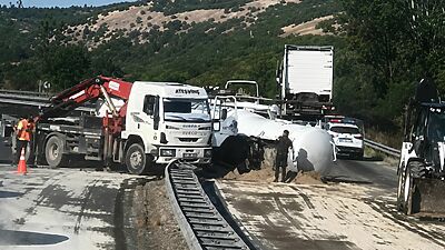 Gece saatlerinde meydana gelen kaza ucuz atlatıldı. Sürücünün yaralanmadığı tanker