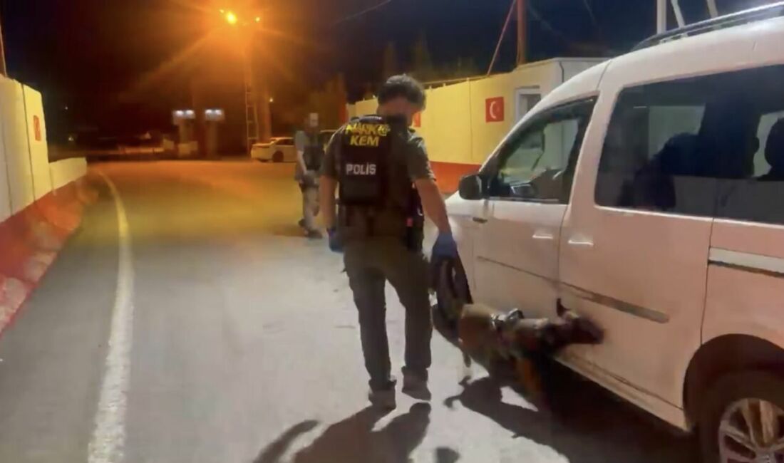 Malatya’nın Kale ilçesinde narkotik köpeğinin tepki verdiği araçta, ön konsola