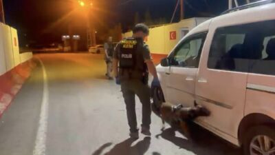Malatya’nın Kale ilçesinde narkotik köpeğinin tepki verdiği araçta, ön konsola