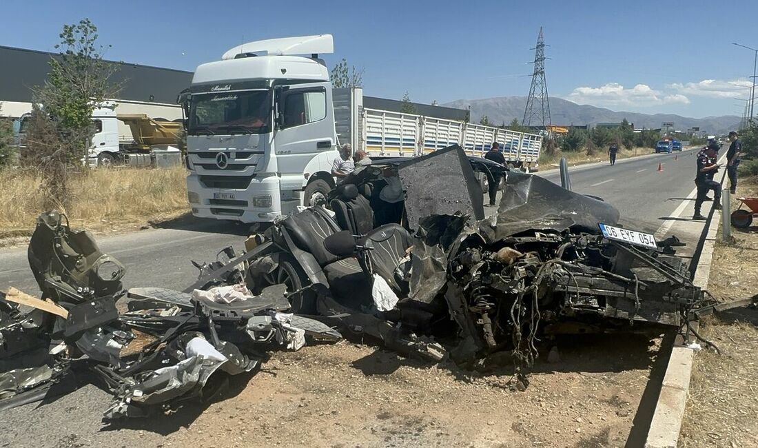 Malatya’da havalimanı yolunda meydana gelen feci trafik kazasında, bir otomobil