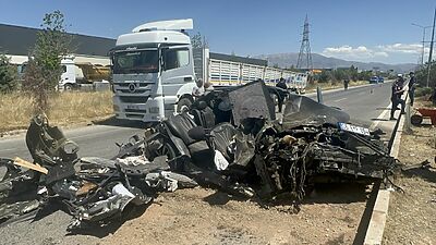 Malatya’da havalimanı yolunda meydana gelen feci trafik kazasında, bir otomobil
