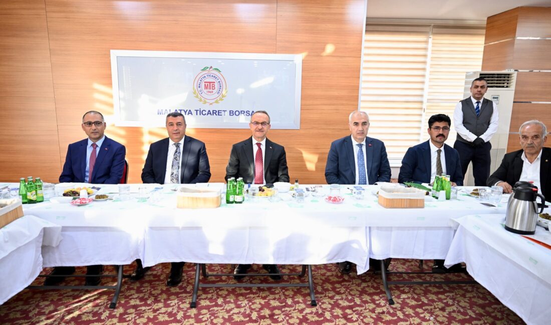 Malatya Valisi Seddar Yavuz, Malatya Ticaret Borsası'nda düzenlenen toplantıda ihracatçılarla