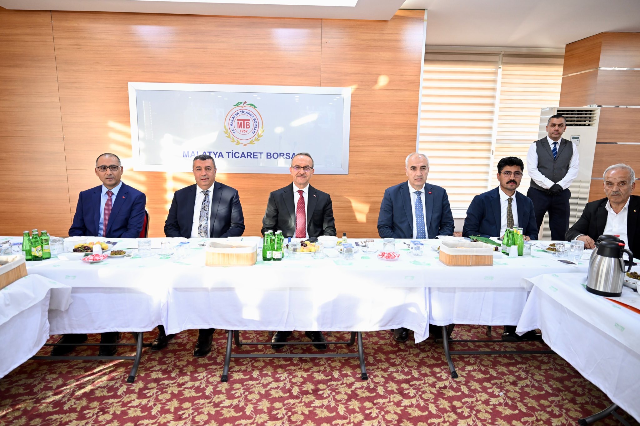 Malatya Valisi Seddar Yavuz, Malatya Ticaret Borsası'nda düzenlenen toplantıda ihracatçılarla