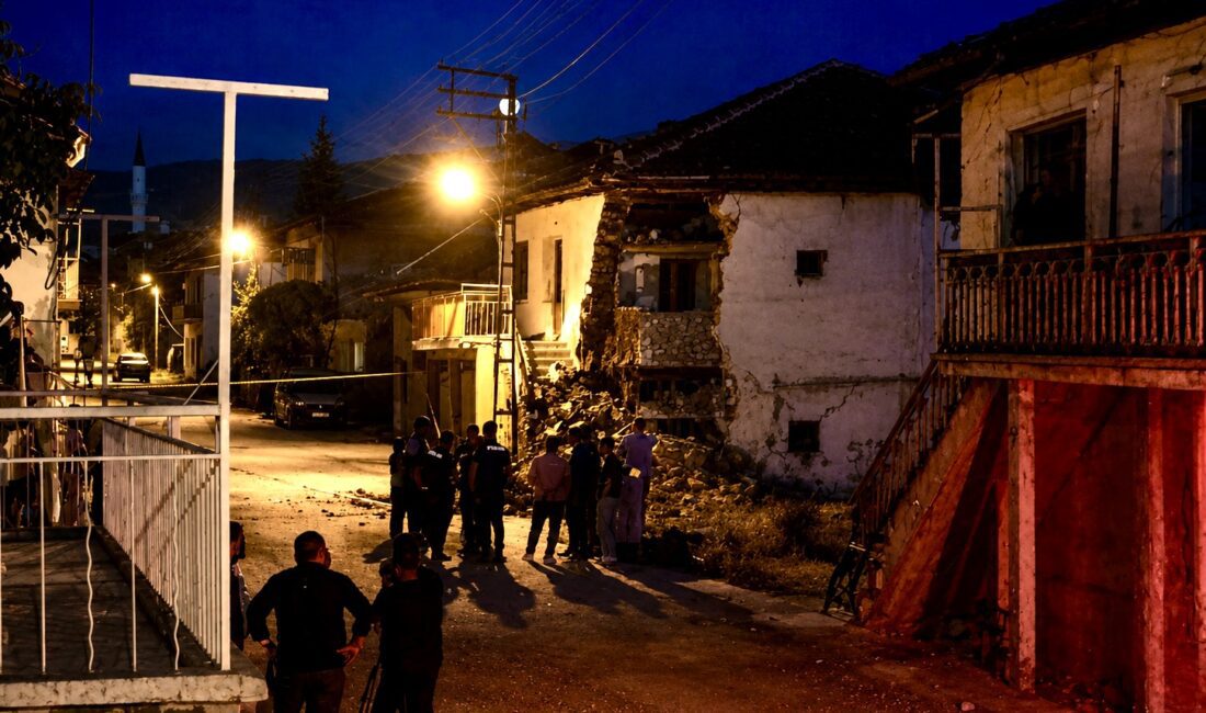 Malatya'da "hafif hasarlı" raporuna rağmen kendiliğinden çöken kerpiç ev korku